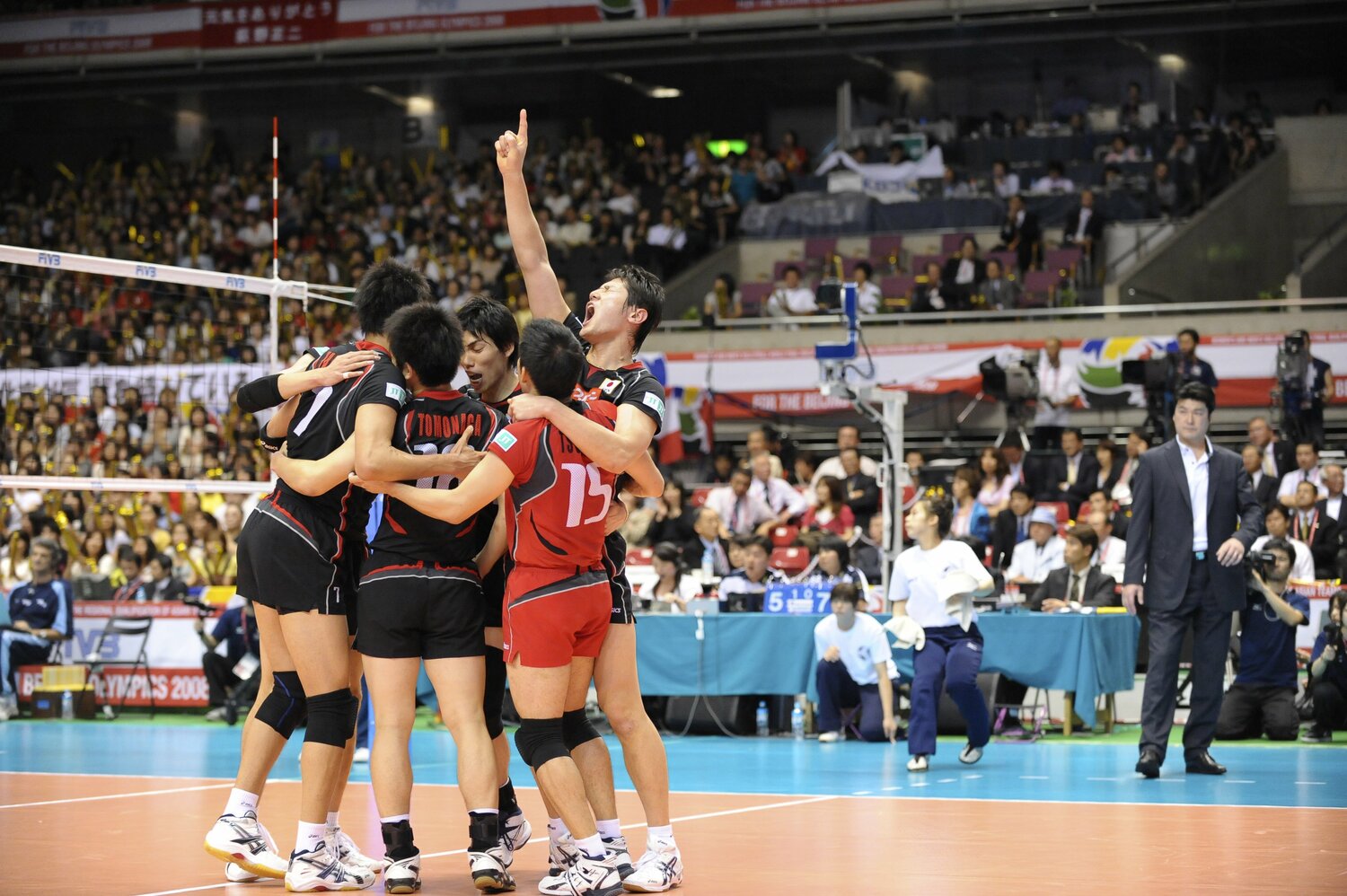 北京五輪世界最終予選のアルゼンチン戦。円陣で気合を入れる石島 ©Toshiya Kondo
