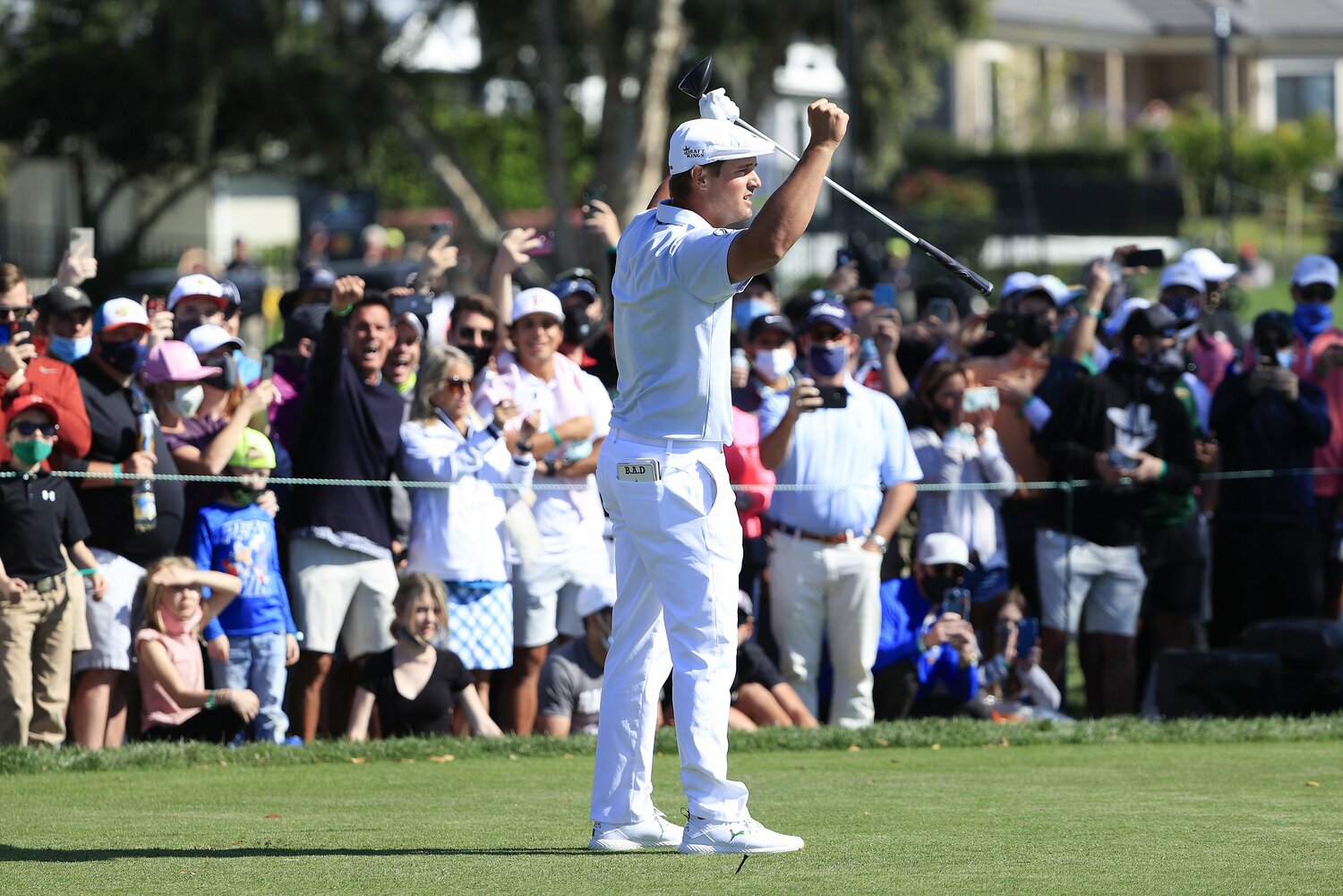 池を越えるビッグドライブにデシャンボーも思わず、ガッツポーズ！　©Getty Images