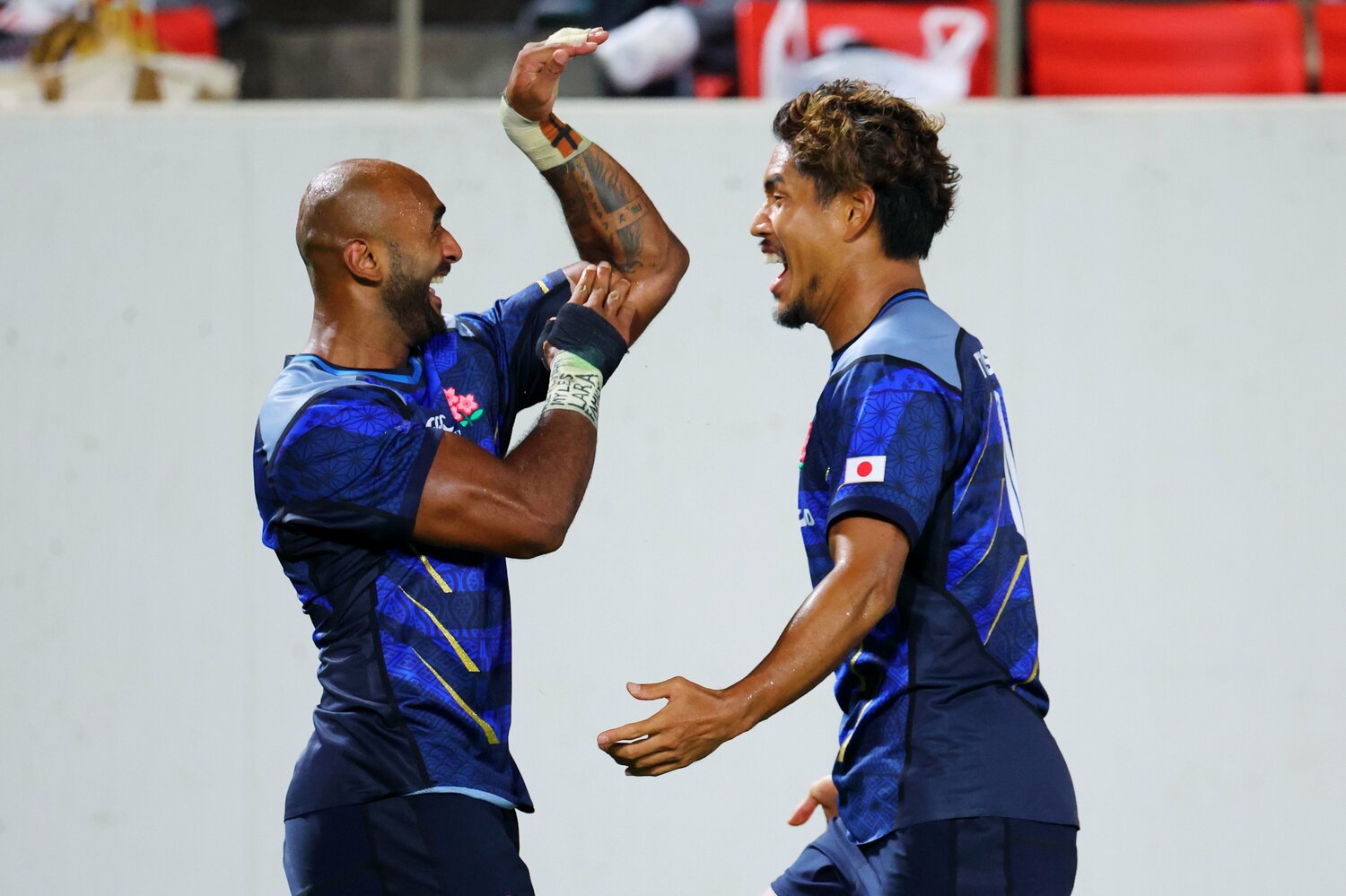 7月29日のトンガ戦でトライを奪ったマシレワ（左）。「スネイクポーズ」に向かって真っ先に駆け寄ったのは山中だった　©︎Naoki Nishimura/AFLO SPORT