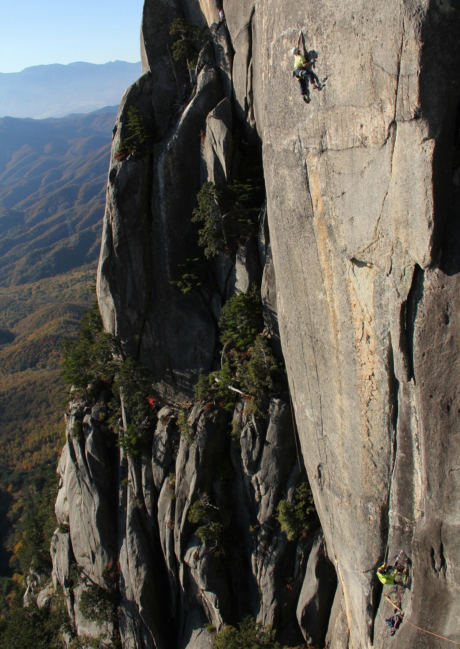 同じく2015年、山梨県瑞牆山の「千日の瑠璃」の初登 ©Satoru Hagihara