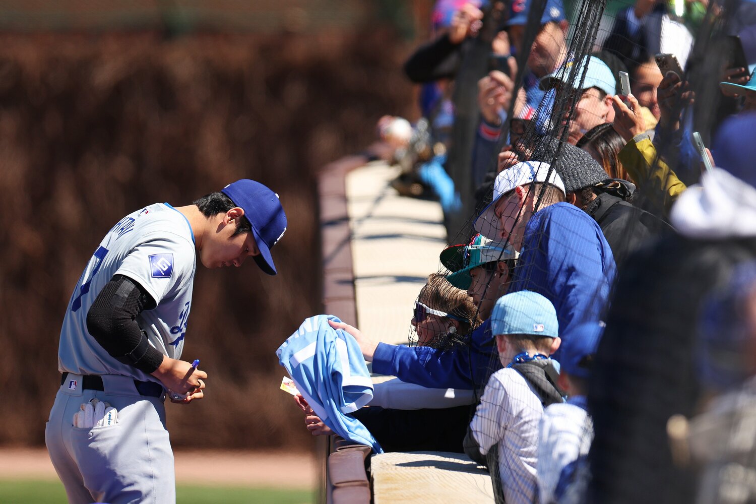 シカゴでもファンから“サイン攻め”にあう大谷翔平 ©Getty Images