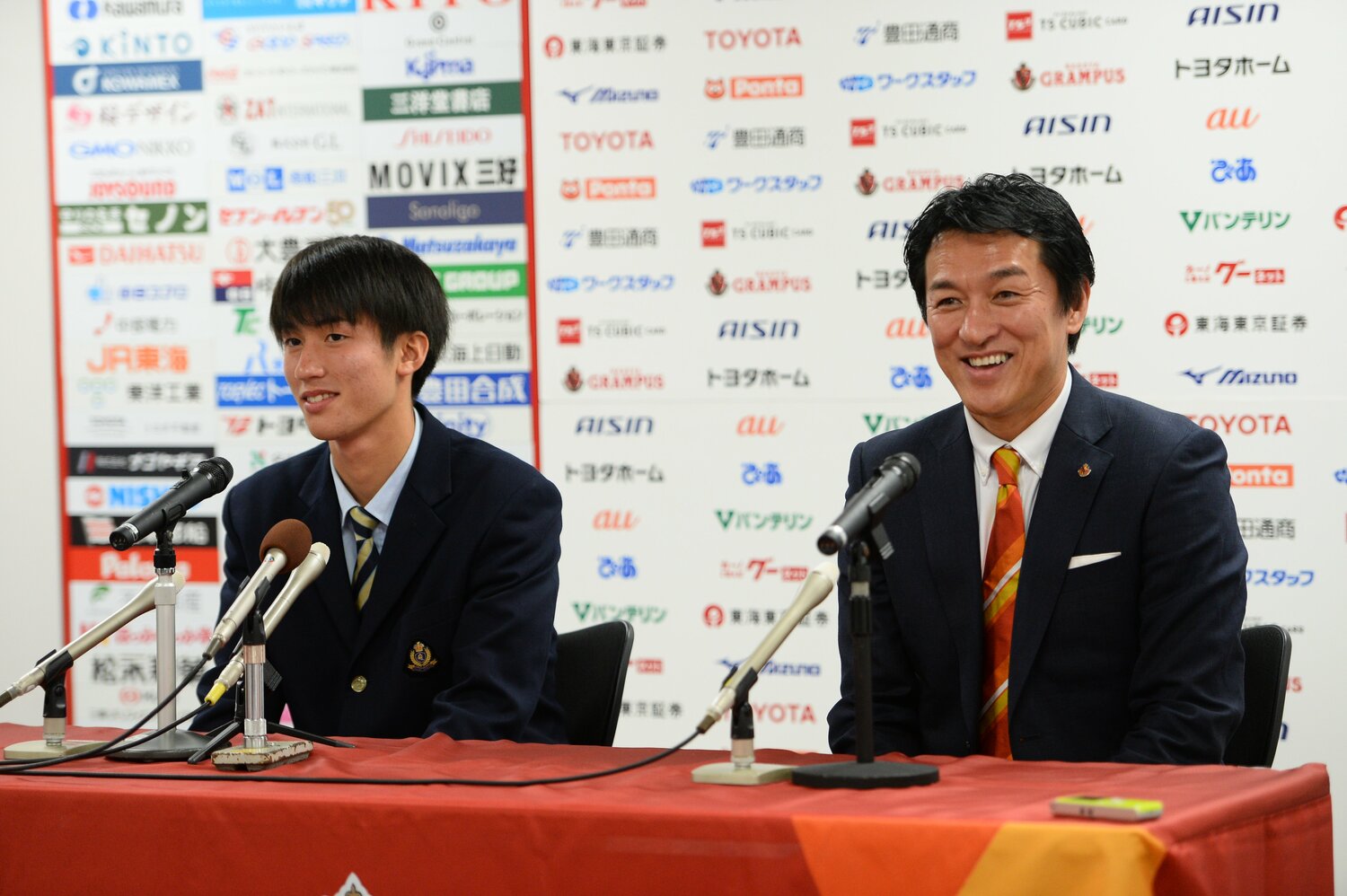 2023年5月2日にプロ契約を結んだ貴田。山口GM（右）の期待も大きかった　©J.LEAGUE