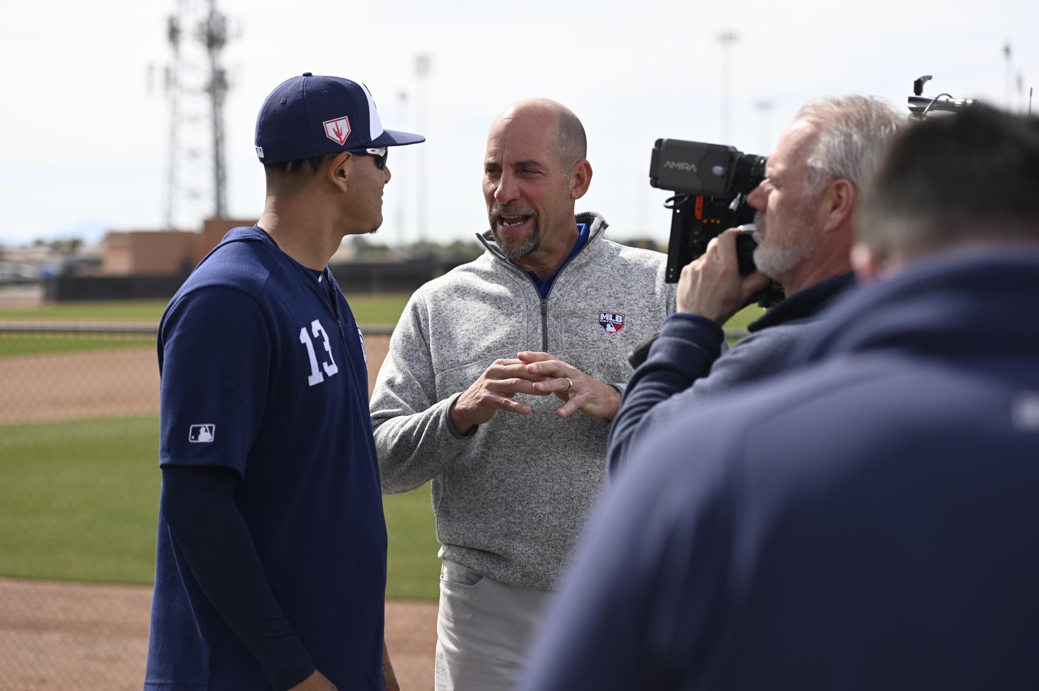 解説者のジョン・スモルツ氏（中央）。通算213勝154セーブ、サイ・ヤング賞2回を誇り、殿堂入りも果たしている　©Getty Images