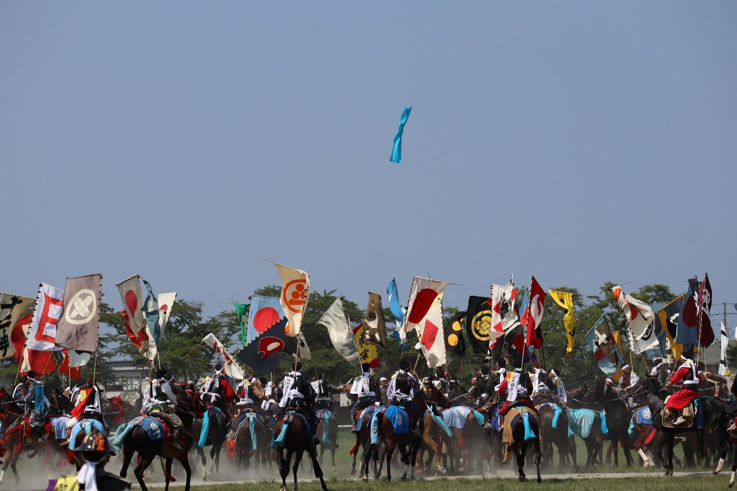 人気行事「神旗争奪戦」の様子。猛暑のなかでの開催は人馬にとって過酷だった