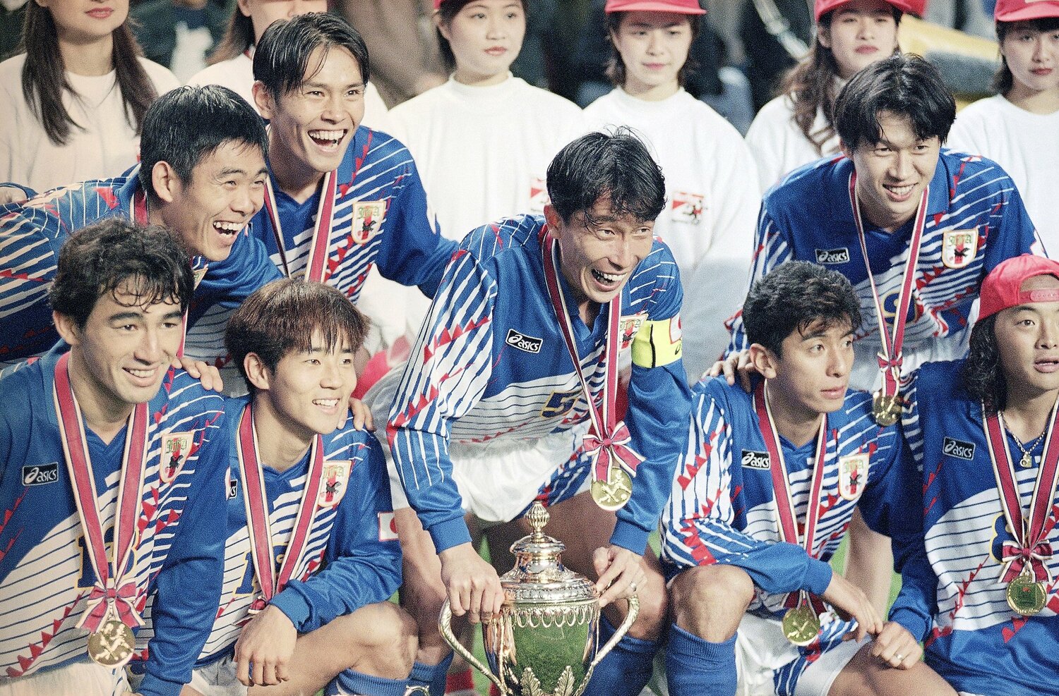 キャプテン柱谷を囲む森保ら(1995年ダイナスティカップ)©️AP/AFLO