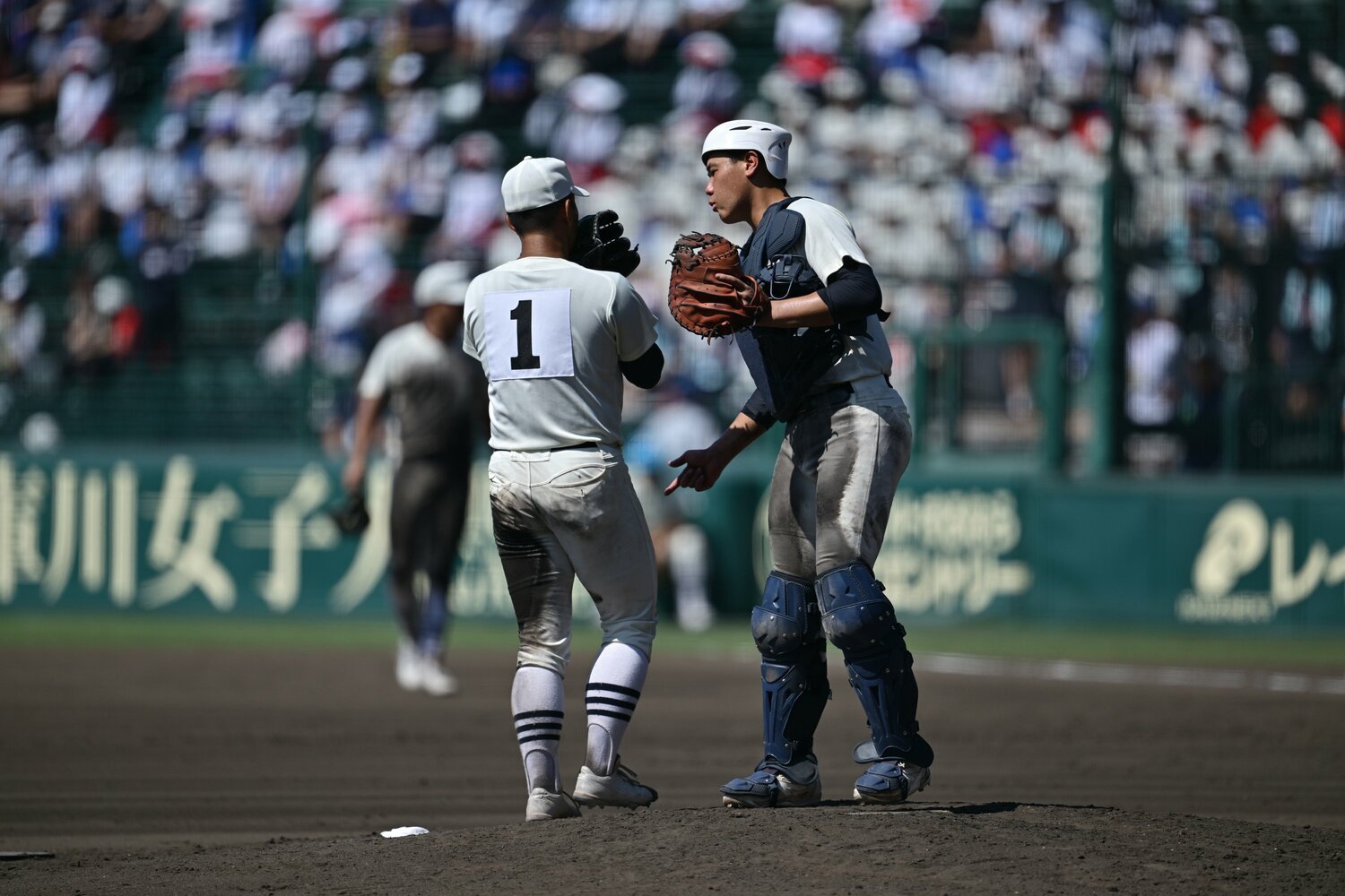 日大三のエース近藤に声をかける竹中　©Hideki Sugiyama