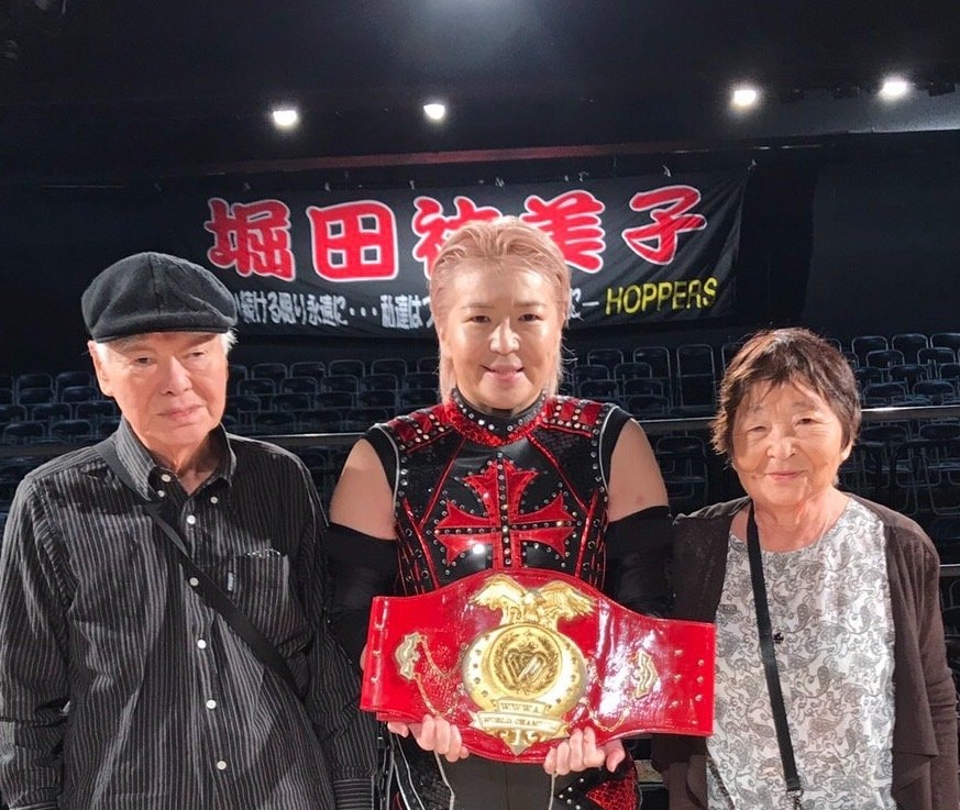 両親と。金欠から引きこもりがちだった堀田にとって母の支えは大きかった　©本人提供