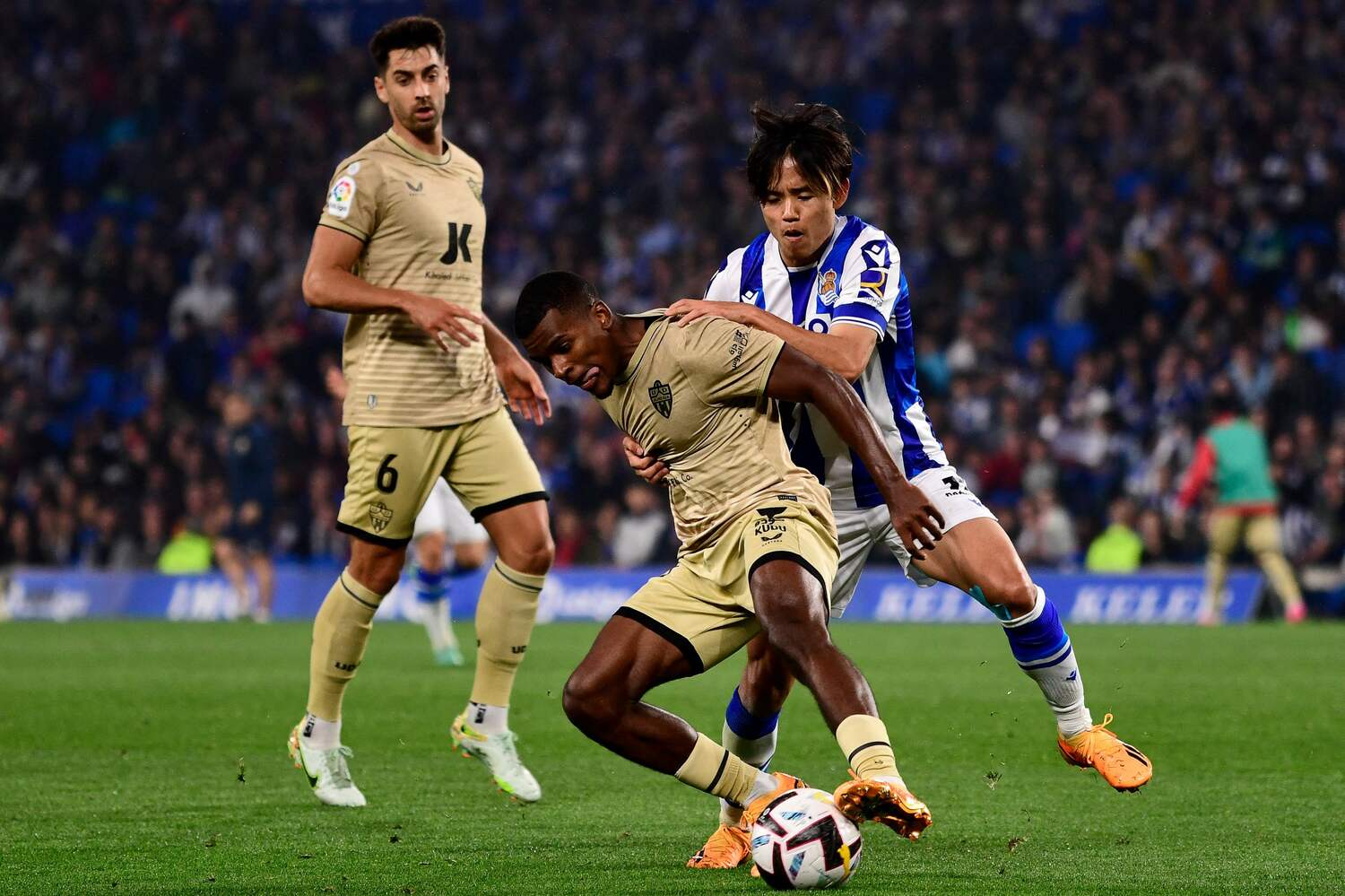 ソシエダ加入後は「強度の高い守備」を見せる場面も増えた　©AFP/JIJI PRESS