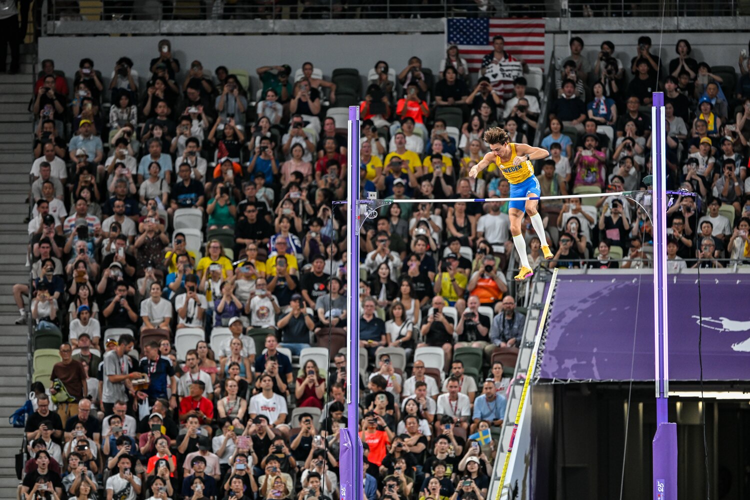 デュプランティスの世界新記録に息をのむ国立の大観衆　©Nanae Suzuki