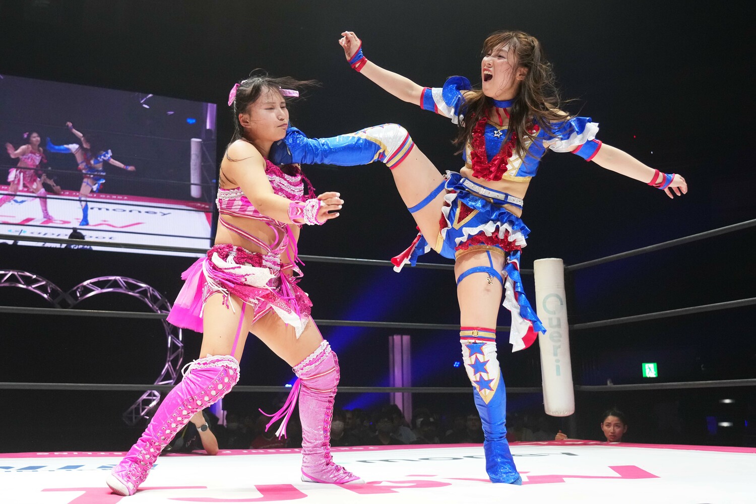 渡辺未詩を蹴る荒井優希　©Essei Hara