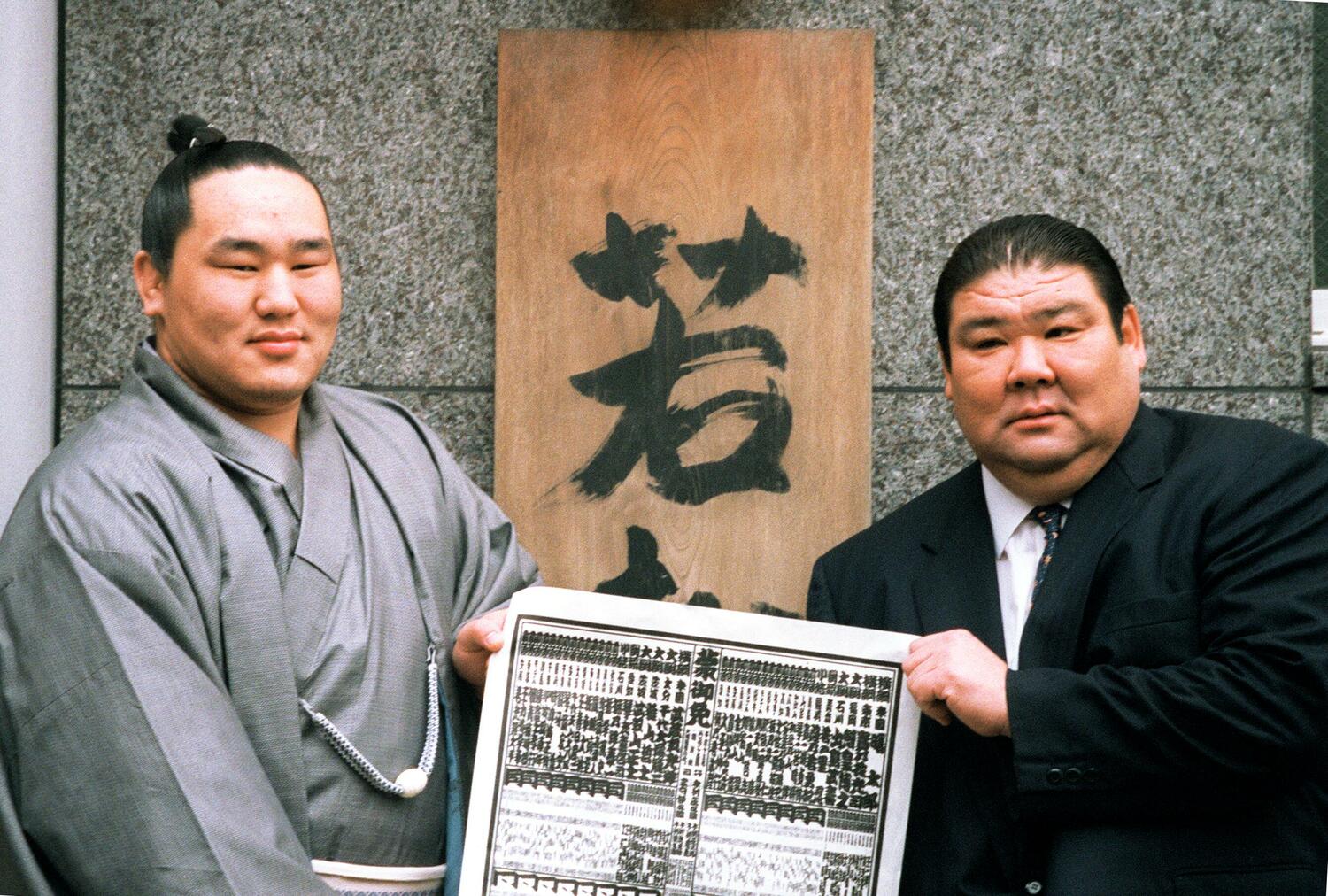 入幕を果たした朝青龍と若松親方（2000年12月）©︎JIJI PRESS