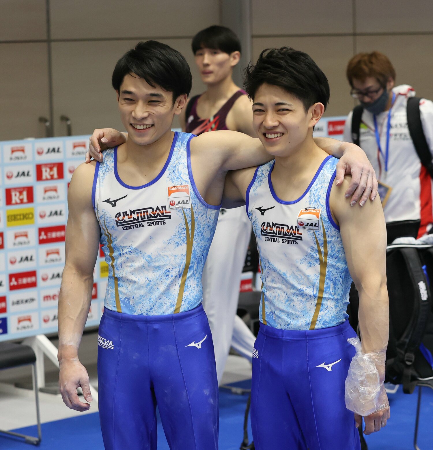 肩を組む航と翔（右）の谷川兄弟 ©JIJI PRESS