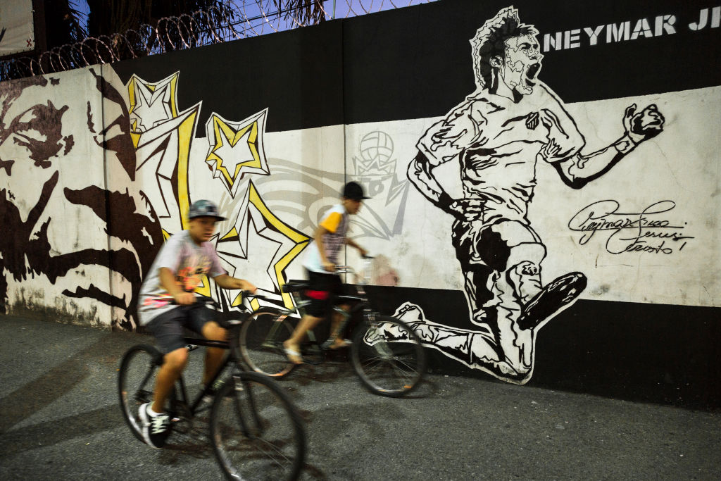 サントスのホームタウンの壁に描かれたペレとネイマール　©Getty Images