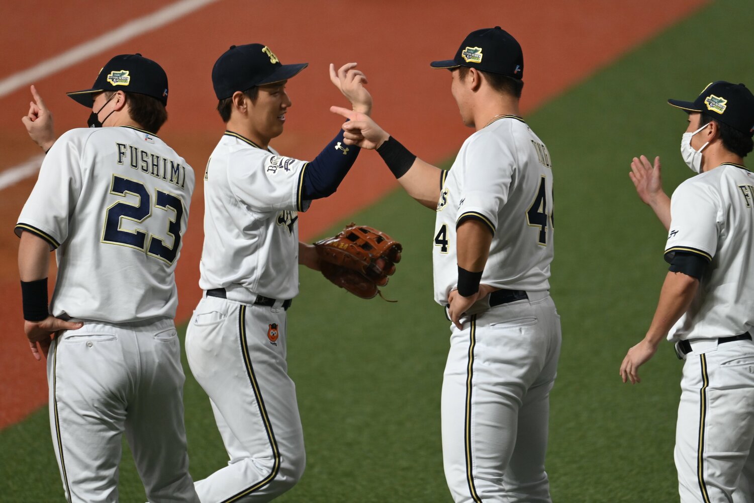 吉田正尚とタッチをかわす頓宮裕真（2022年日本シリーズ）©︎Naoya Sanuki
