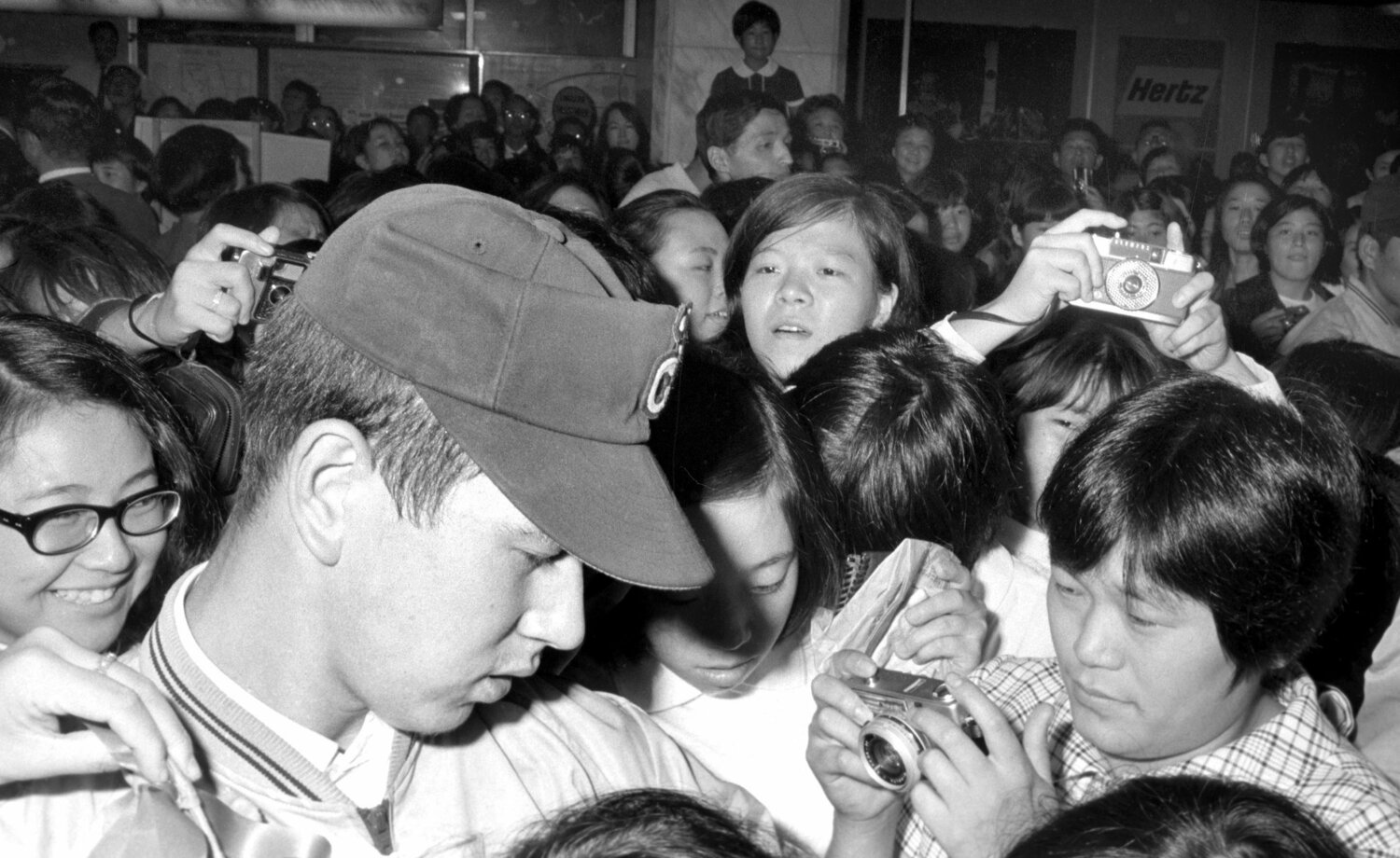 ファンに囲まれる太田幸司（1969年） ©KYODO