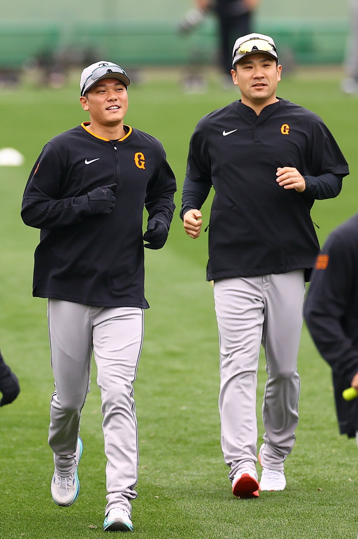 2月の巨人那覇キャンプで。仲良くウォーミングアップをする坂本勇人と田中将大 ©Sankei Shimbun