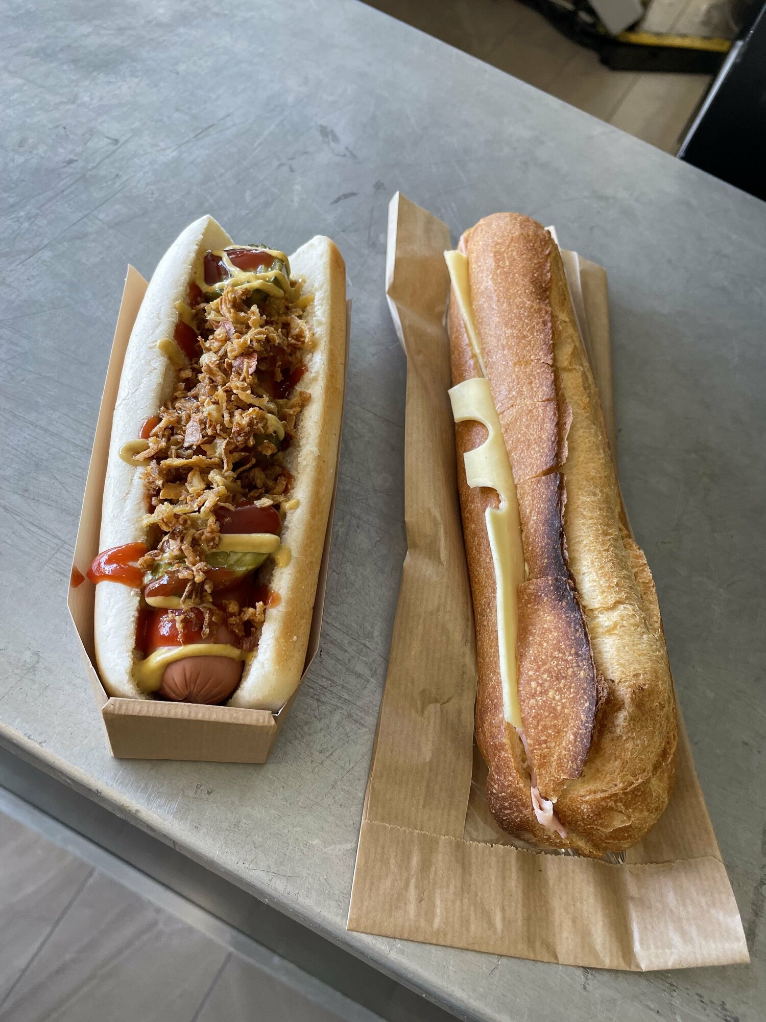 ホットドックは8ユーロ、バゲットは7ユーロ。満足できる味 ©Shintaro Okawa