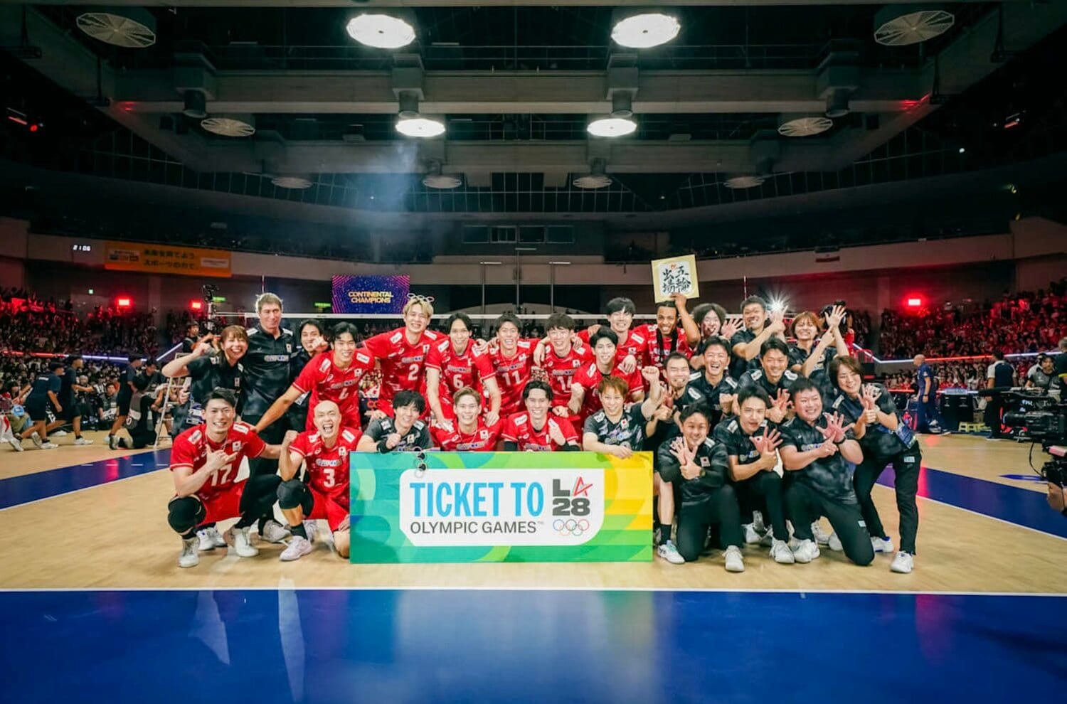 五輪出場権がかかる重圧の中、チーム一丸となって「切符」を勝ち取った　©︎Volleyball World