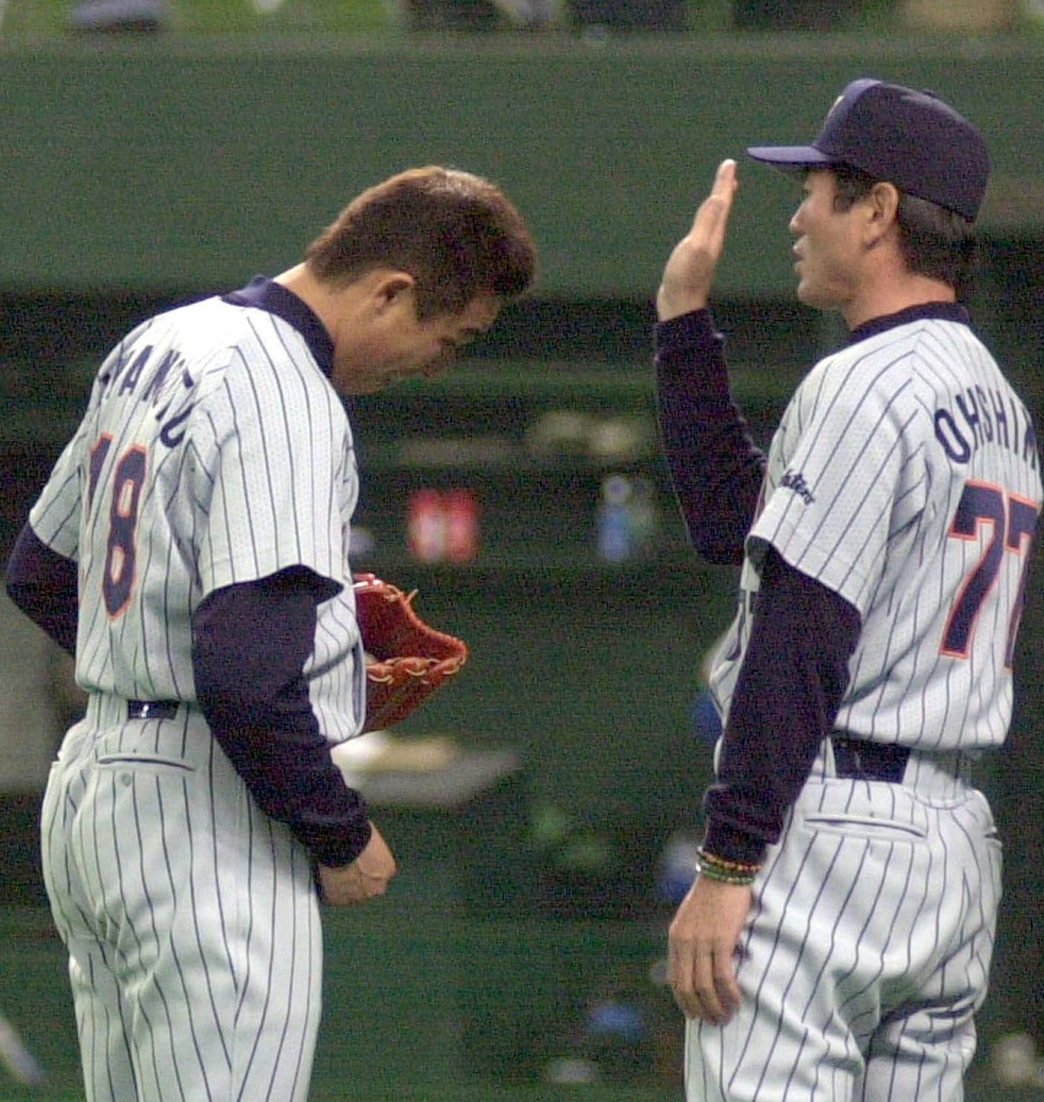 完投勝利を飾った岩本を手荒く迎える大島監督 ©︎Sanukei Shimbun