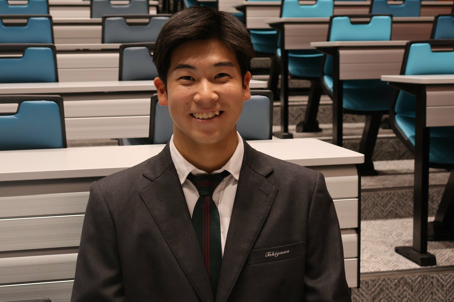 笑顔で高校生活を振り返る新井　©Fumi Sawai