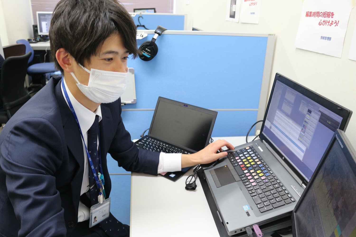 週末の試合や練習にはディレクターとしてロケに行き、自ら撮影、ナレーションなどの原稿も考え、VTR編集までを行うという（静岡朝日テレビ提供）