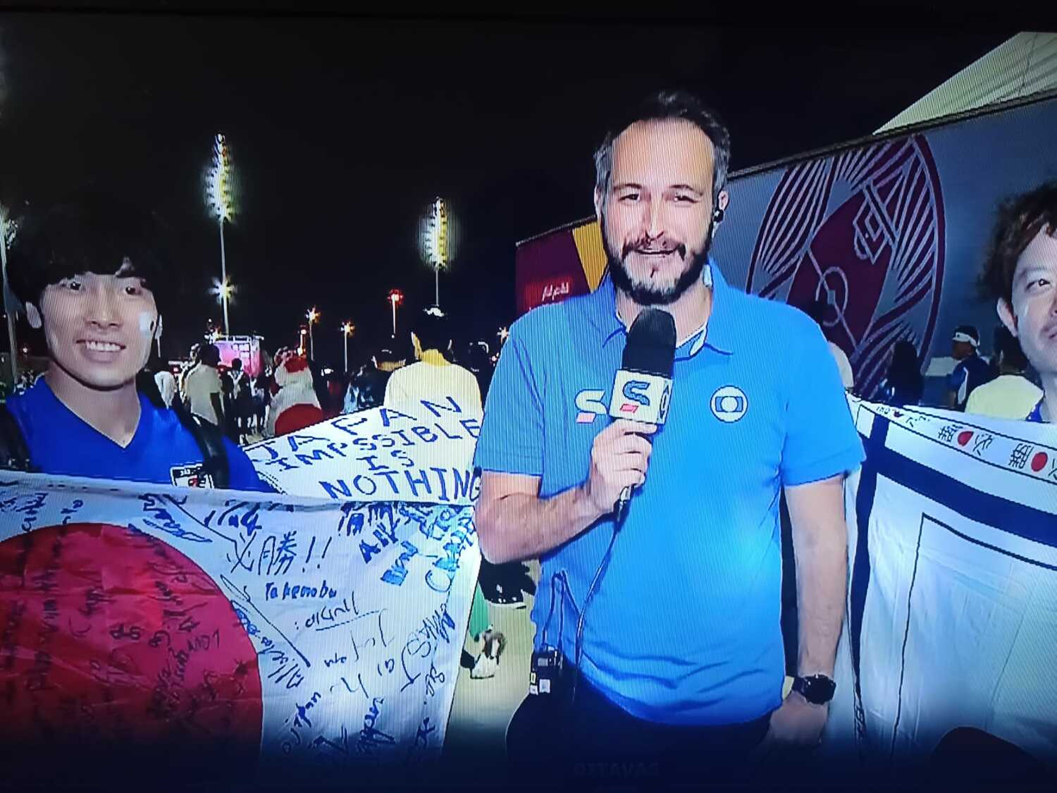 試合前、SporTVのレポーターがスタジアム前で日本人ファンを紹介