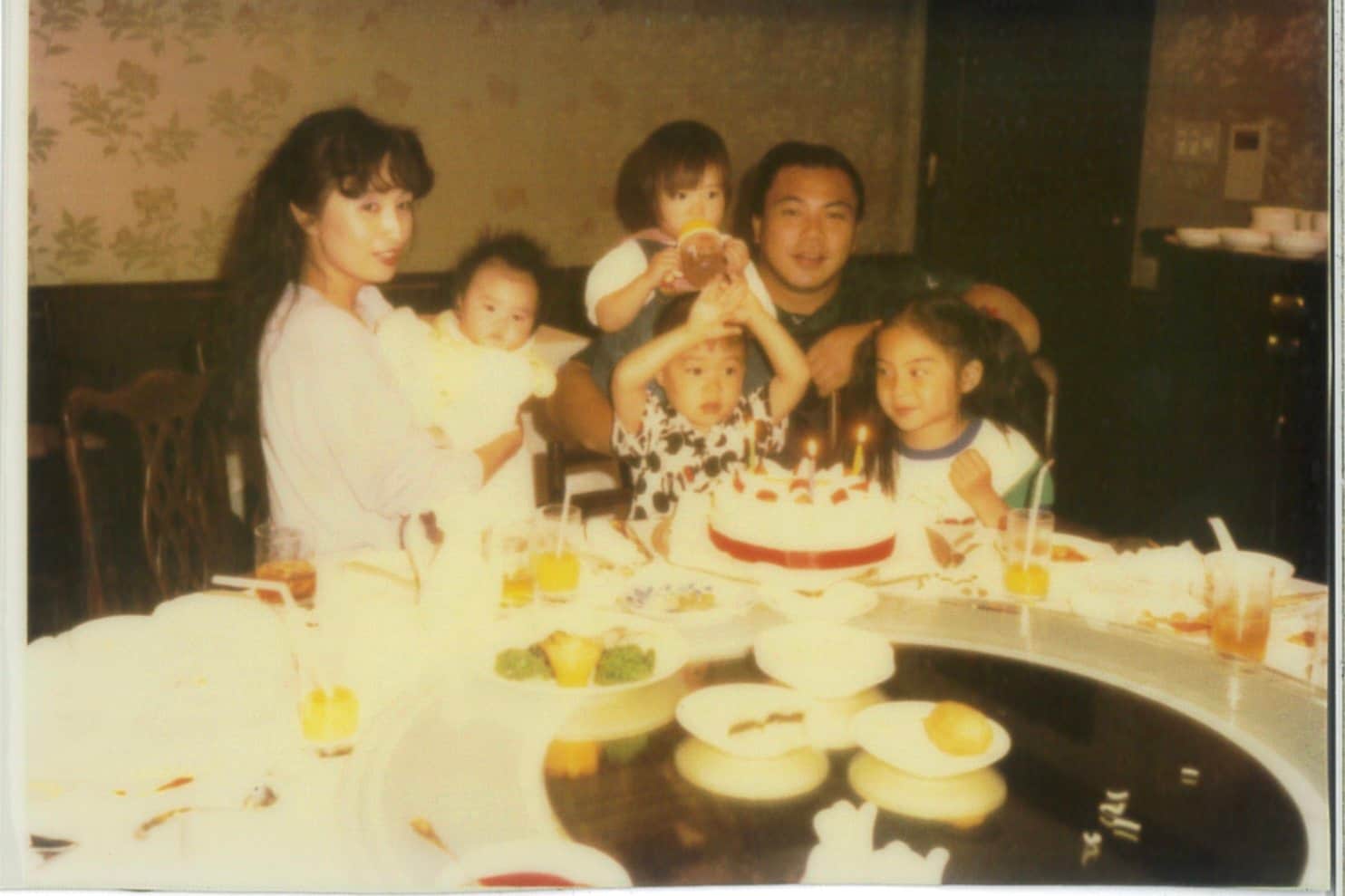 秋元家の家族写真。優、剛、梢、愛の4人の子供、そして久美子夫人とともに　提供：秋元剛