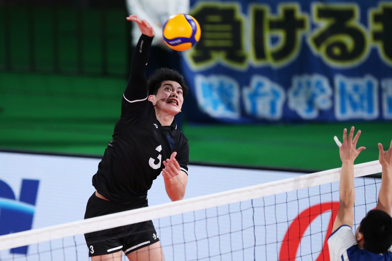 抜群の跳躍力から放たれる強烈なスパイク　©︎Yohei Osada/AFLO SPORT