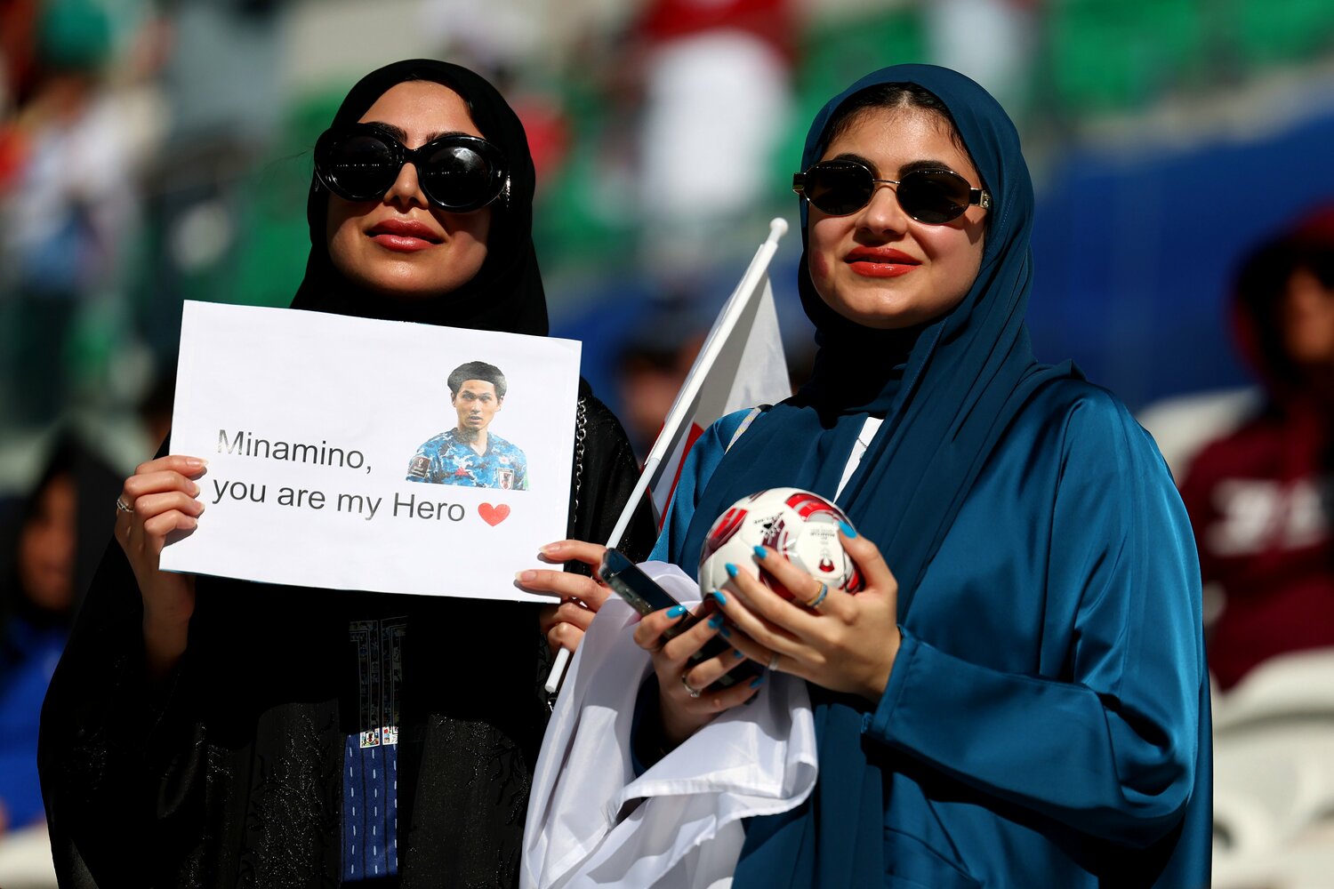 現地カタールではヒジャブを巻いた女性が「Minamino」を応援する姿も　©Getty Images