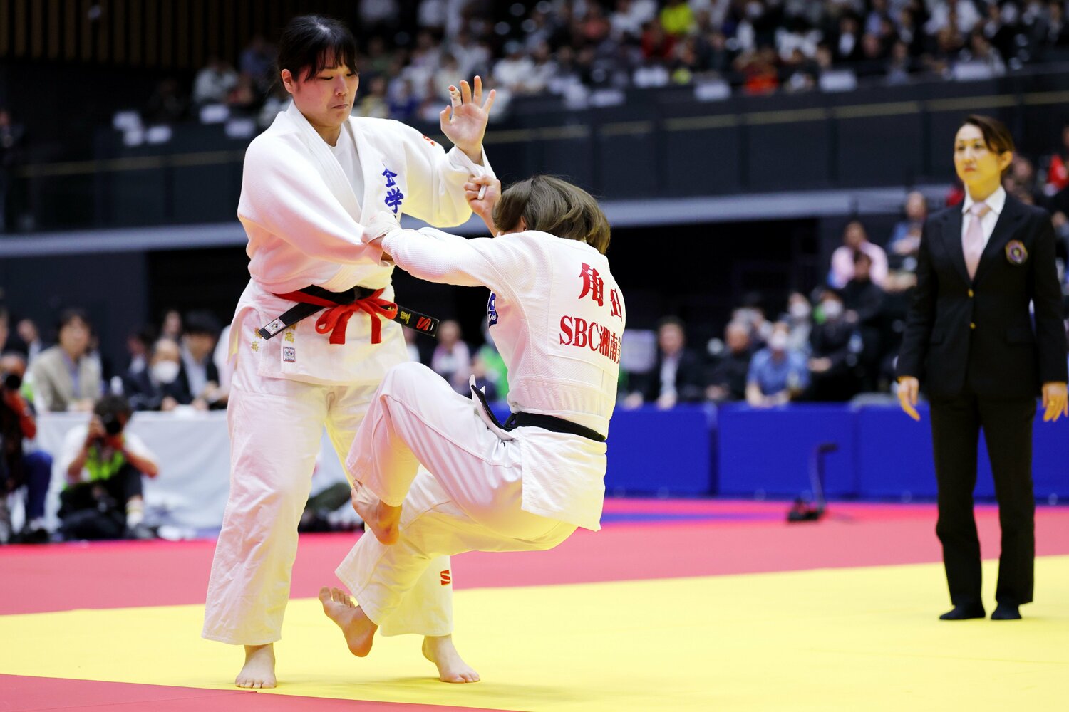 2回戦、登録体重76キロの橋高朱里に巴投げを仕掛ける角田 ©AFLO