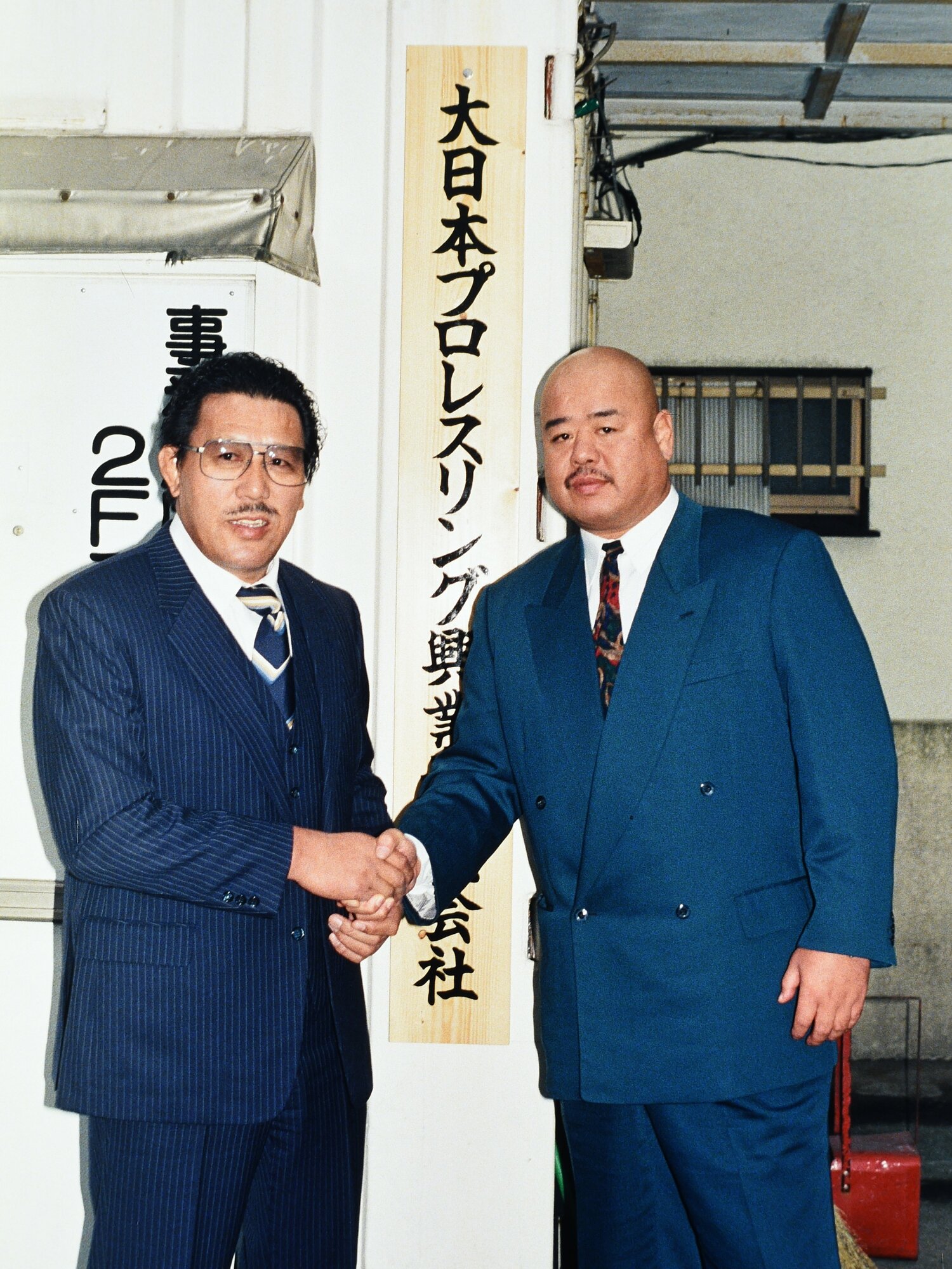 2020年1月に71歳でこの世を去ったケンドー・ナガサキこと桜田一男（右）