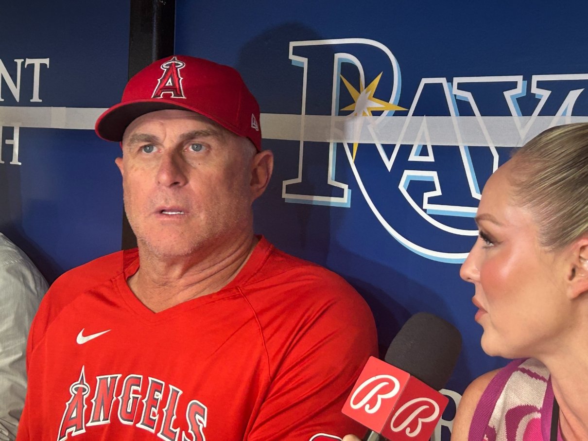 敵地レイズ戦で取材に応じるネビン監督　©Naoyuki Yanagihara