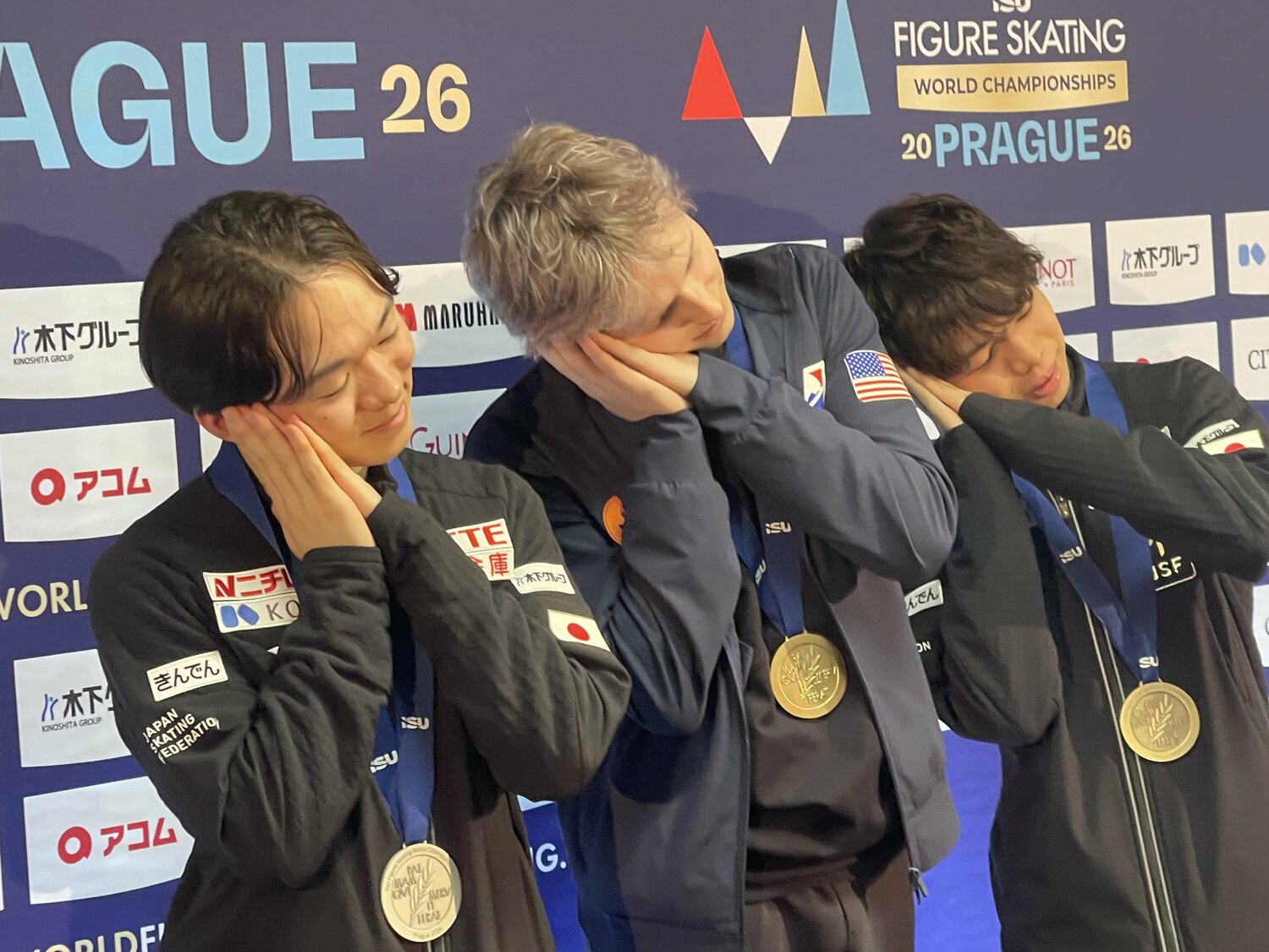 おそろいのポーズで撮影に応じた鍵山、マリニン、佐藤 ©Akiko Tamura