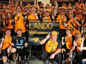 「我々はマクラーレン流で成し遂げた」“セナプロ”など過去の蹉跌を乗り越え「平等」徹底でダブルタイトル獲得の揺るがぬ哲学