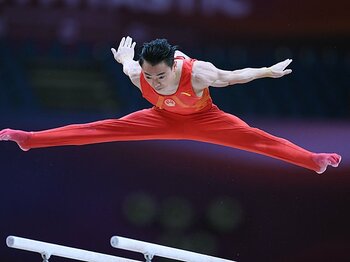中国の新鋭・鄒敬園の圧倒的美しさ。日本体操界、東京五輪への危機感。＜Number Web＞ photograph by alliance/AFLO