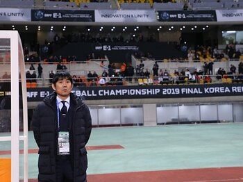 E-1決勝戦後の記者会見を一挙掲載。日韓両代表監督の「言葉」を比較する。＜Number Web＞ photograph by Kenzaburo Matsuoka/AFLO