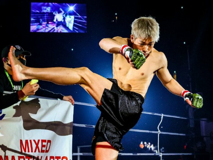 三浦孝太20歳「父のようなスターに」RIZIN2戦目に臨むダイヤの原石を育てた“三浦カズ&りさ子の教え”「家のボスはお母さん(笑)」<Number Web> photograph by RIZIN FF Susumu Nagao
