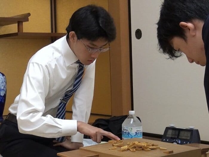 “藤井聡太14歳と戦った男”が異色の将棋ベストセラー著者に 「敗戦に関する痛覚は完全にバグってます」AI研究に没頭する今とは＜Number Web＞ photograph by Takashi Araki
