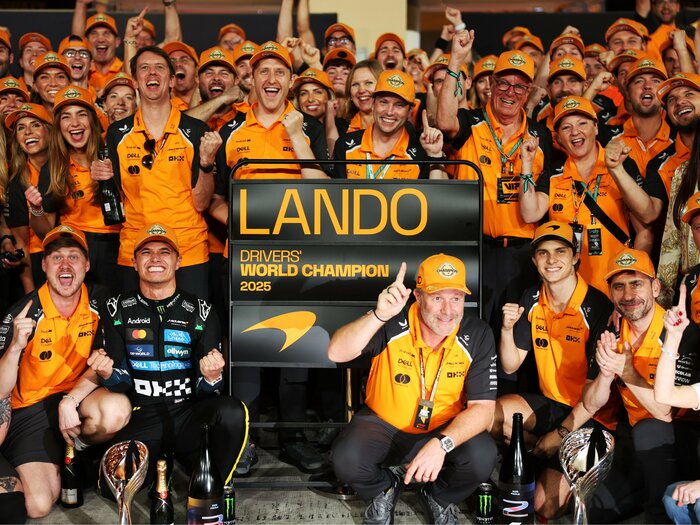 「我々はマクラーレン流で成し遂げた」“セナプロ”など過去の蹉跌を乗り越え「平等」徹底でダブルタイトル獲得の揺るがぬ哲学＜Number Web＞ photograph by McLaren RACING