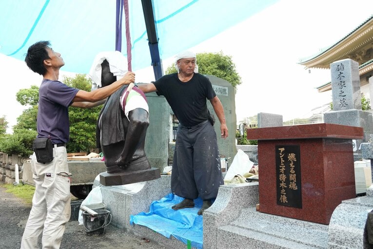 猪木のブロンズ像が台座に近づく