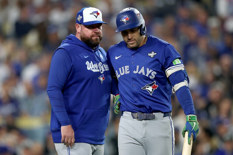 記者会見でのユーモアあるコメントも話題になった45歳のジョン・シュナイダー監督とチームを牽引した36歳のジョージ・スプリンガー　©︎Patrick Smith/Getty Images