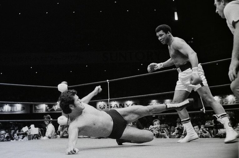 当時大学生だった筆者がリングサイドに潜り込んで撮影した写真。試合は終始「寝転がって蹴る猪木、挑発するアリ」という展開だった ／ photograph by Essei Hara