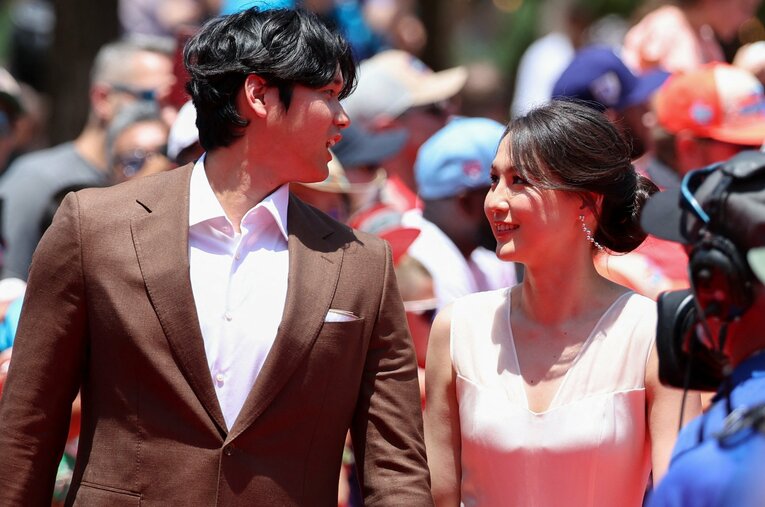 オールスター試合前のレッドカーペットに登場した大谷翔平と真美子夫人　©AFLO