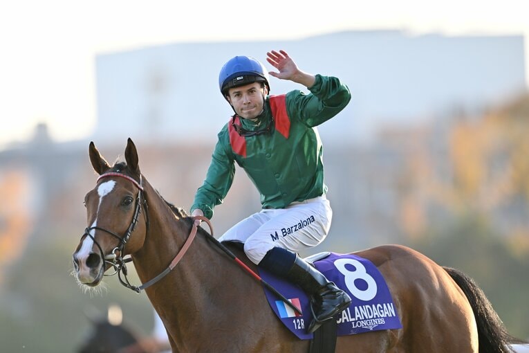 カランダガンのウイニングラン。東京競馬場の大歓声に応えるバルザローナ　©Keiji Ishikawa