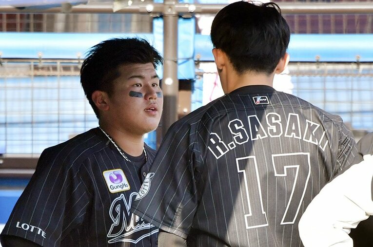 高卒ルーキーの松川虎生18歳。完全試合を達成した佐々木朗希をバット、リードで支えた ／ photograph by Sankei Shimbun
