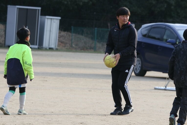 「お酒に逃げた」25歳で引退した堂安律の“元相棒”が初告白…“遠藤保仁の後継者”と呼ばれた天才パサーの後悔「なんであんな行動したんやろ」(21)