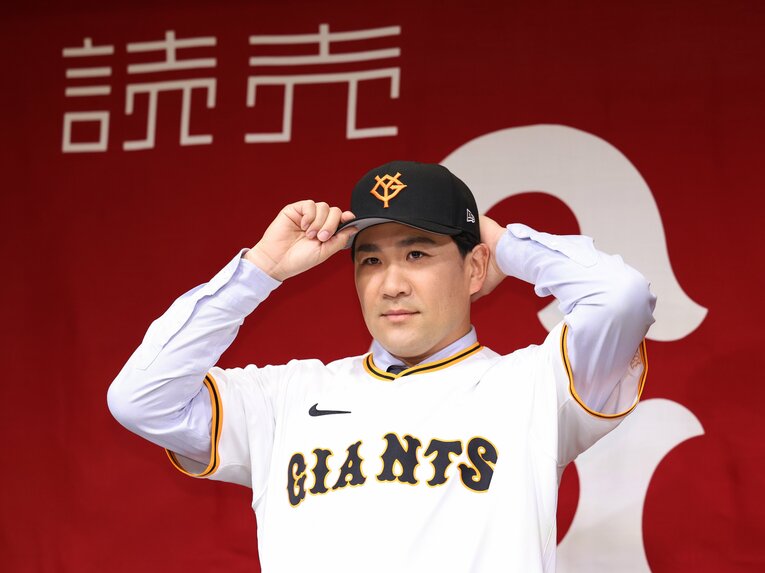 巨人のユニフォームに袖を通した田中将大（36歳）。背番号は11　©JIJI PRESS