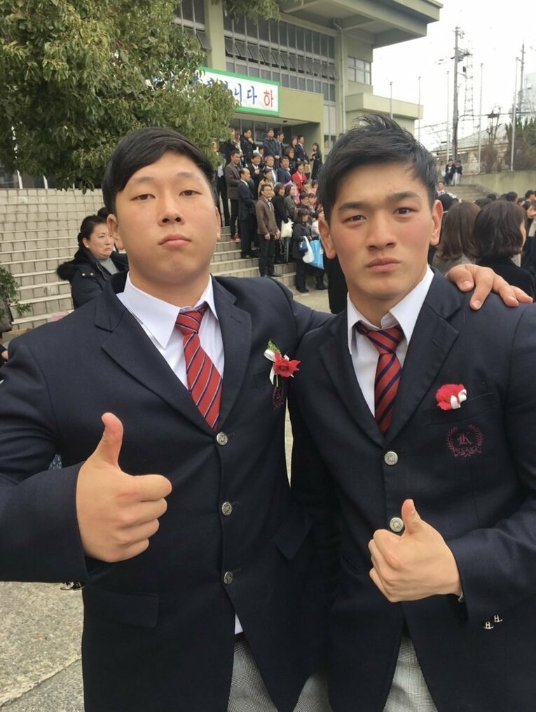 大阪朝鮮高時代の徐和真さん（左）と李承信