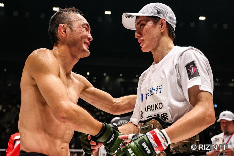 試合後、キム・スーチョルと井上直樹は笑顔で言葉をかわした　©RIZIN FF