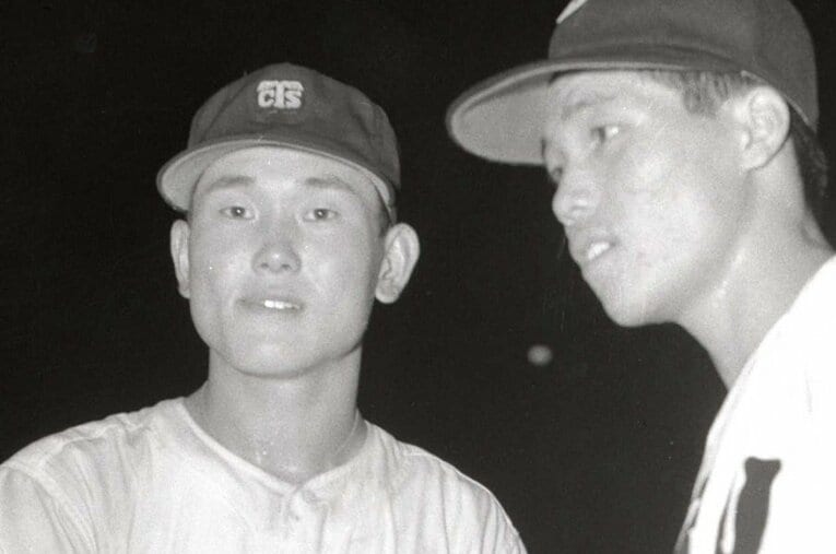 1958年8月16日、壮絶な投手戦を繰り広げた板東英二（徳島商／左）と村椿輝雄（魚津／右）。0対0のまま延長18回を終え、引き分け再試合となった ／ photograph by スポーツ報知／AFLO